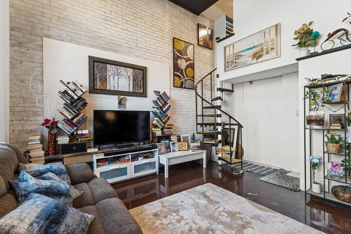 Property Photo: 40 N Tower Road 1E IL 60523