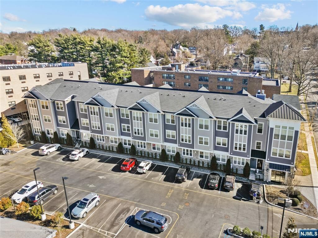 Property Photo:  313 Woodland Place 202  NJ 07605 