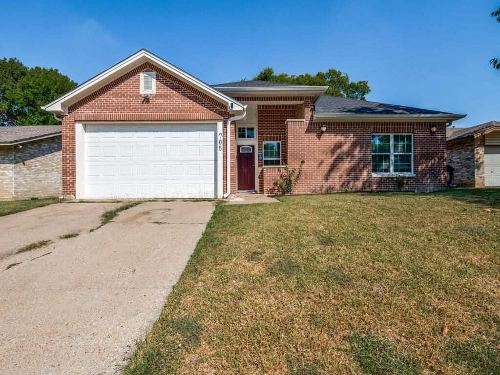 Property Photo: 705 Lynnfield Drive TX 76014