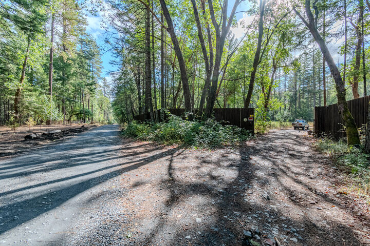 Property Photo: 211 Peaceful Valley Lane OR 97527