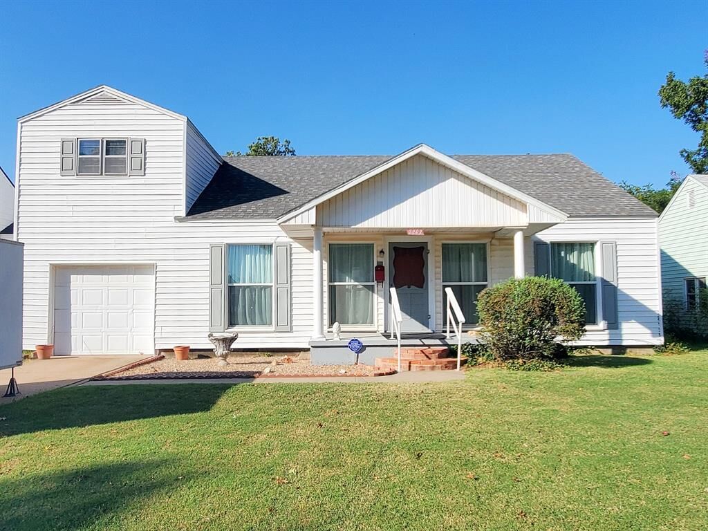 Property Photo: 2202 W Maine Avenue OK 73703-5322