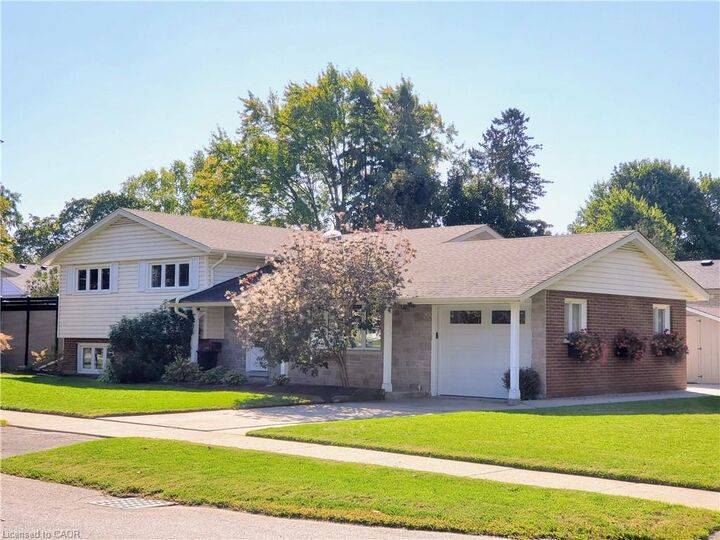 Property Photo: 7 Crosby Drive ON N2B 2K6