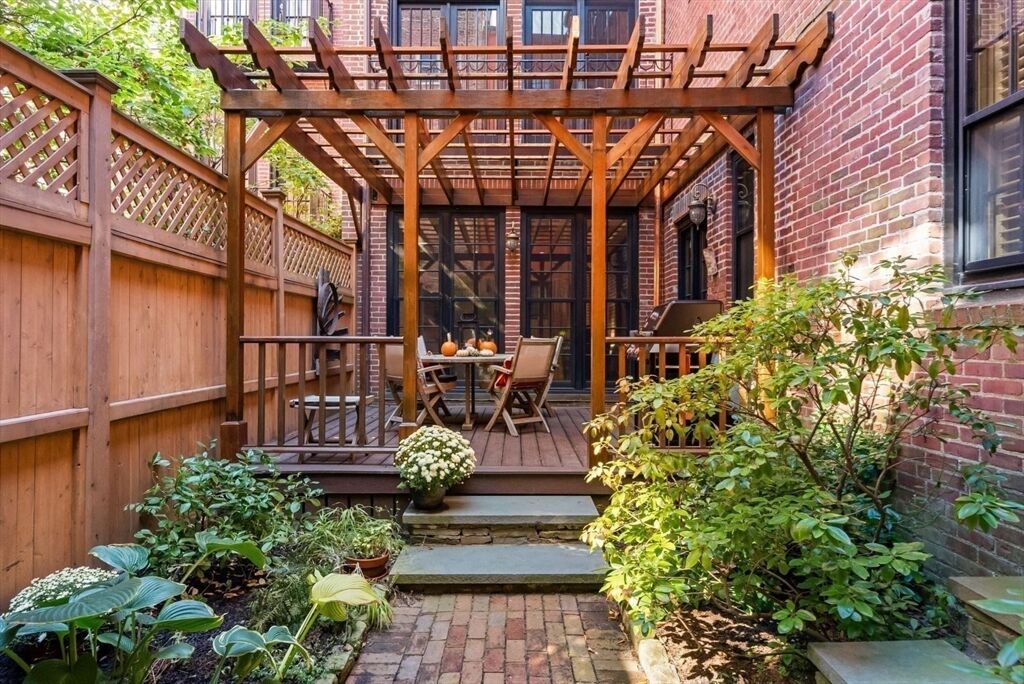 Property Photo:  25 Beaver Place 25  MA 02108 