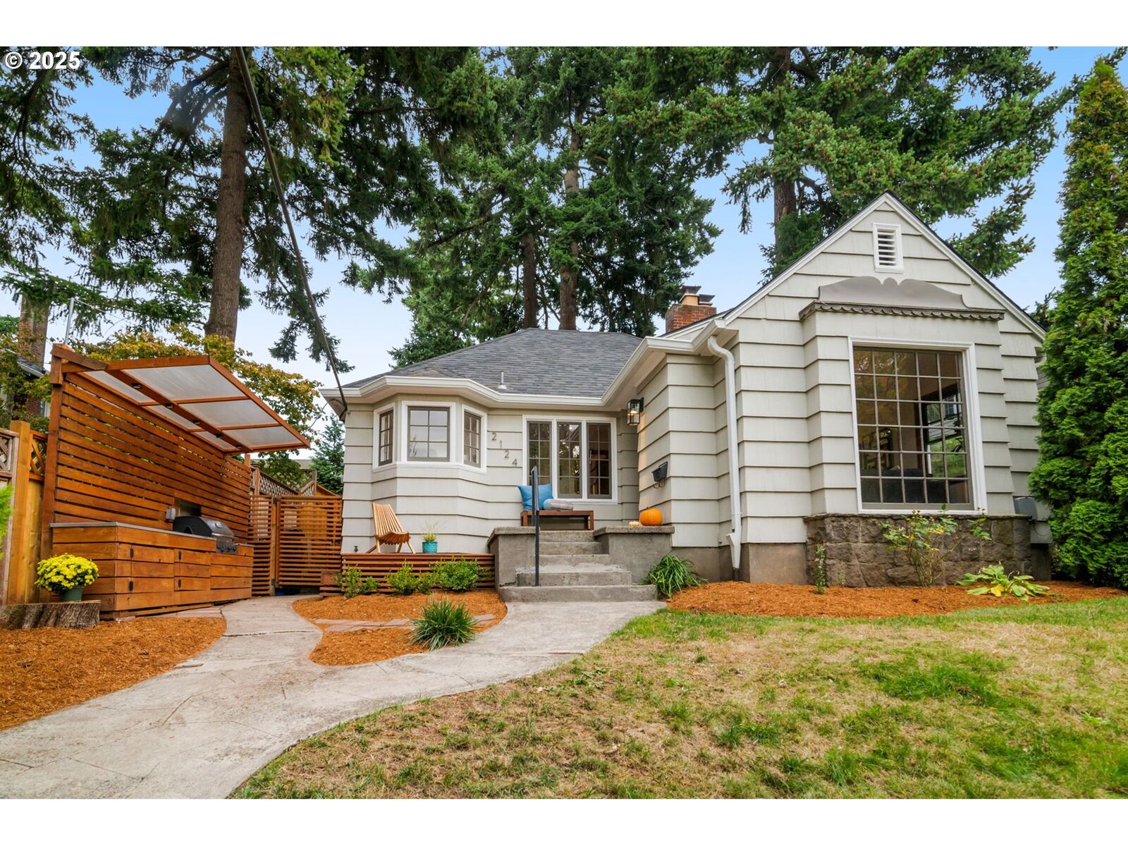 Property Photo: 2124 SE 54th Ave OR 97215