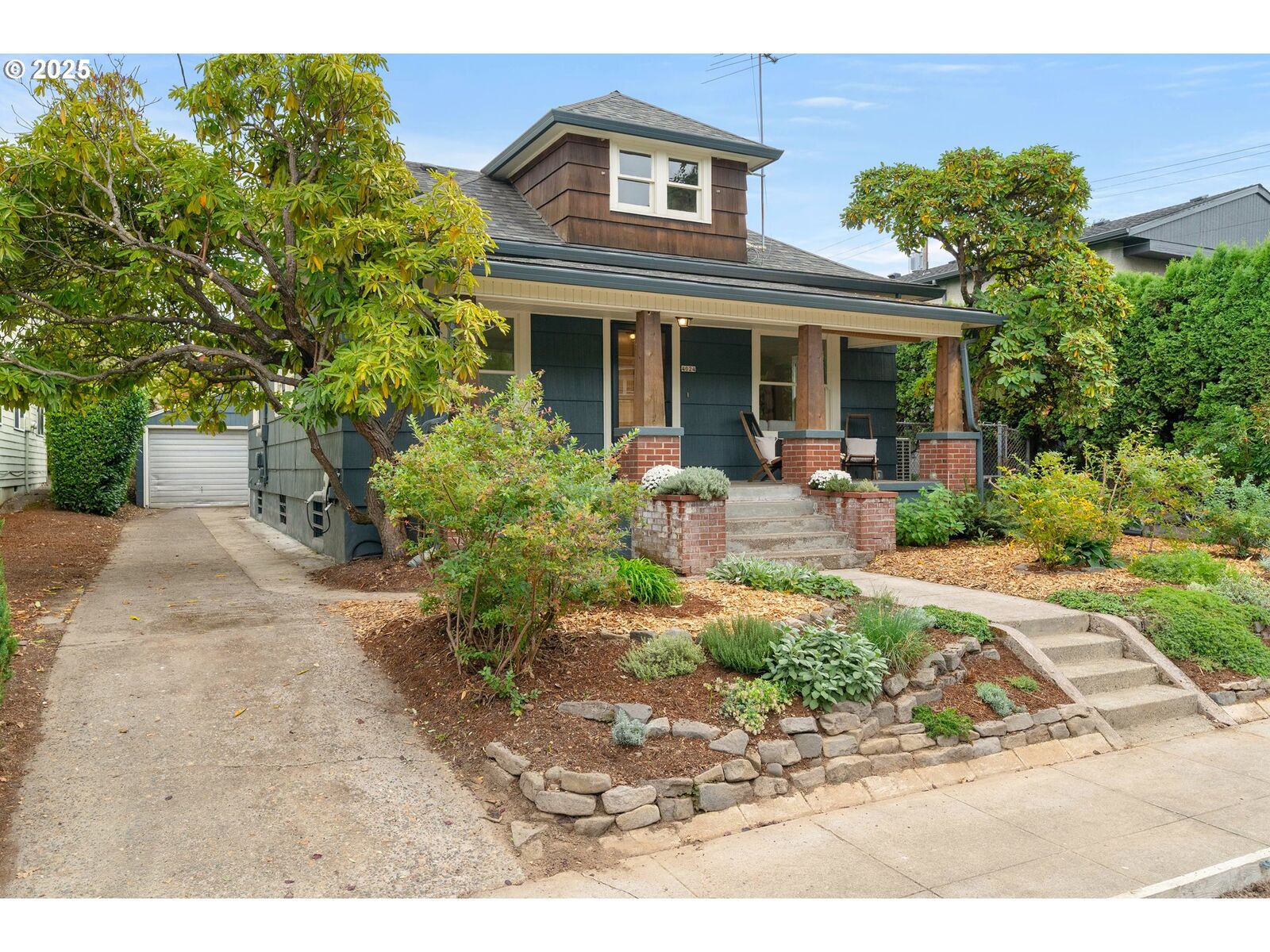 Property Photo:  4024 SE 28th Pl  OR 97202 