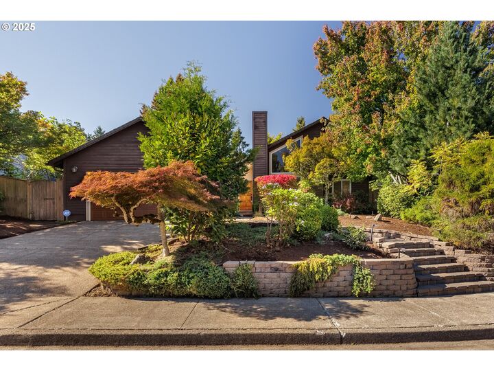 Property Photo: 879 Shalar Ct OR 97405