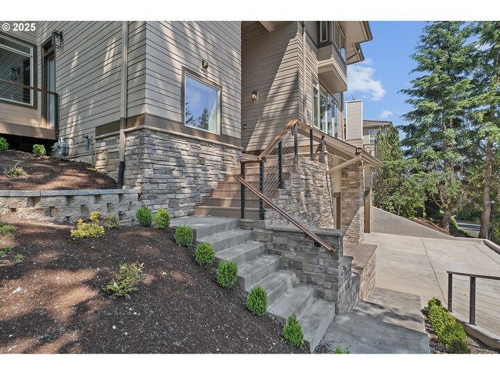 Property Photo:  14 Juarez St  OR 97035