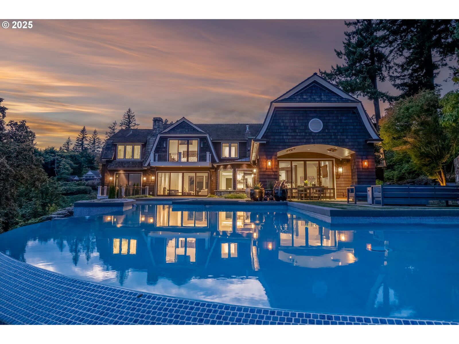 Property Photo: 2088 Crest Dr OR 97034