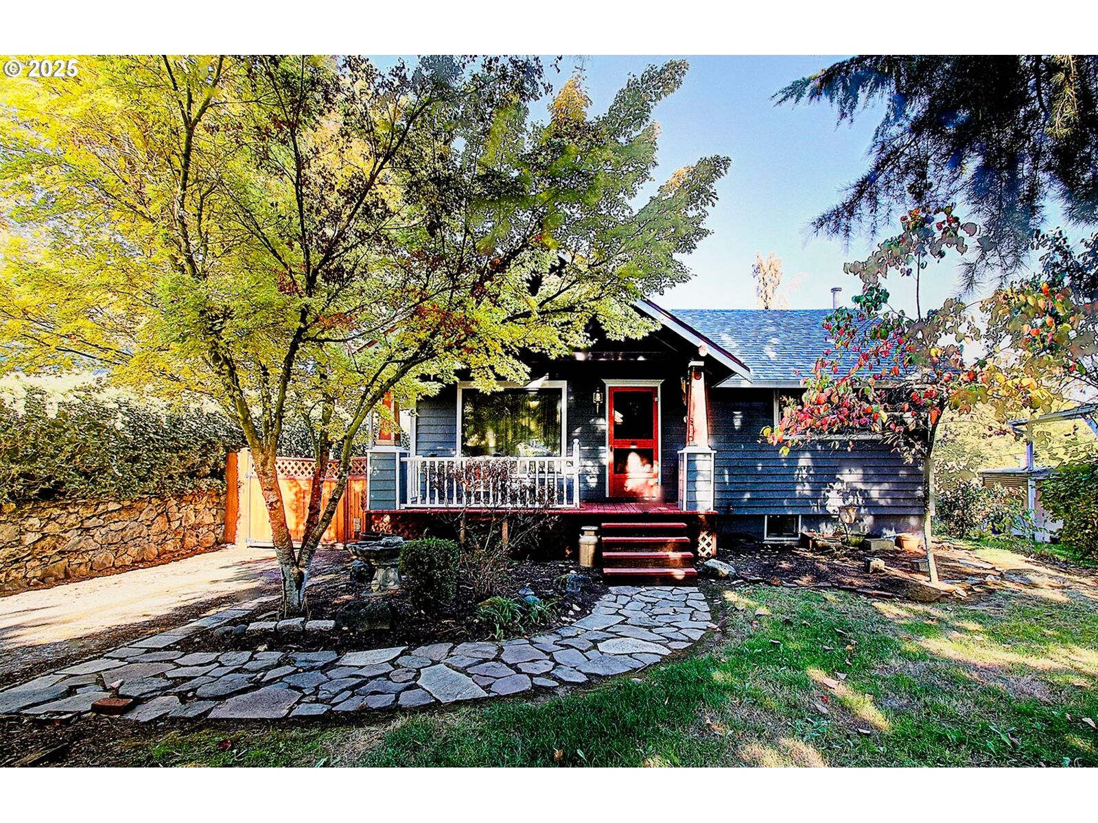 Property Photo:  911 9th St  OR 97045 