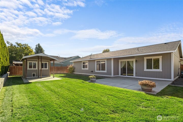 Property Photo: 1703 E Hobert Avenue WA 98926