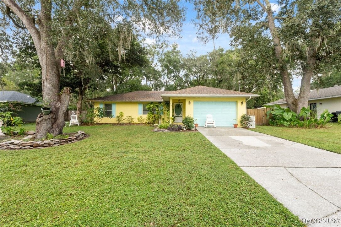 Property Photo: 637 N Morris Avenue FL 34453