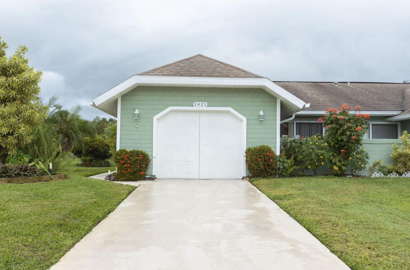 Property Photo: 1421 SE Larkwood Circle FL 34952