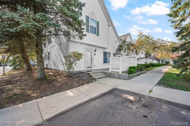 Property Photo: 22271 Atlantic Pointe MI 48336