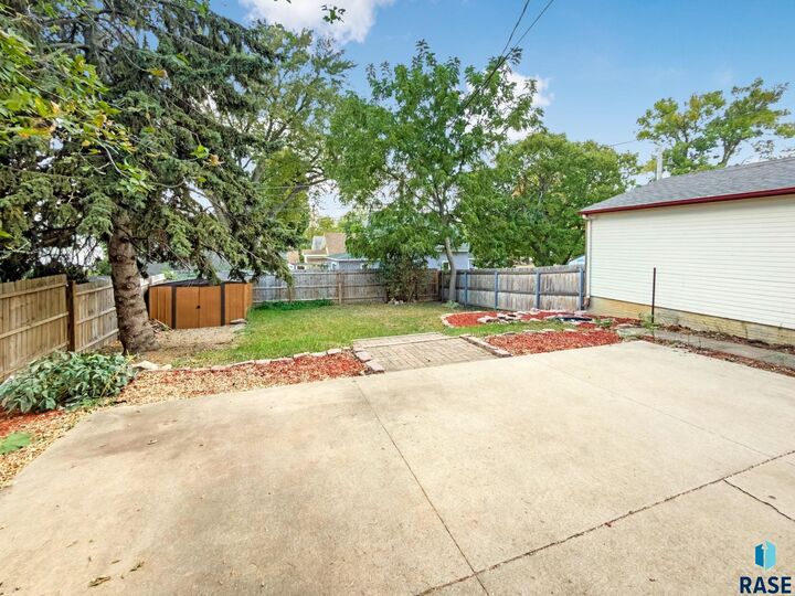 Property Photo:  425 N Prairie Ave  SD 57104 