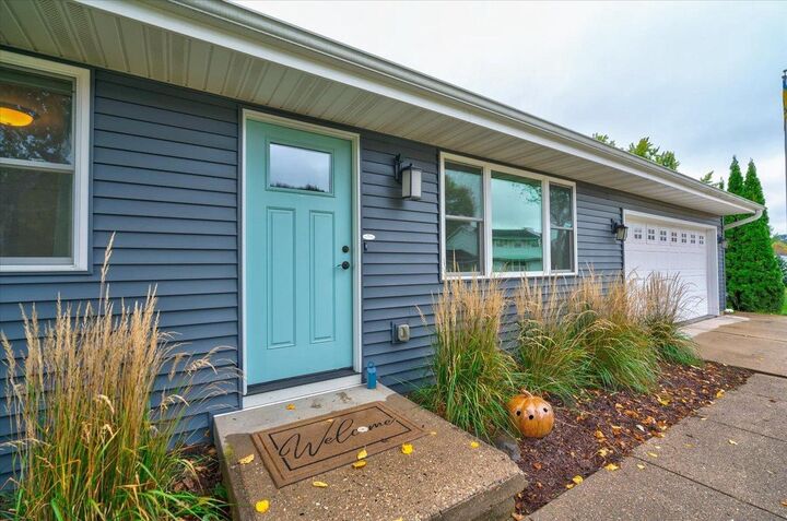 Property Photo: 2610 South Elmwood Circle WI 53528