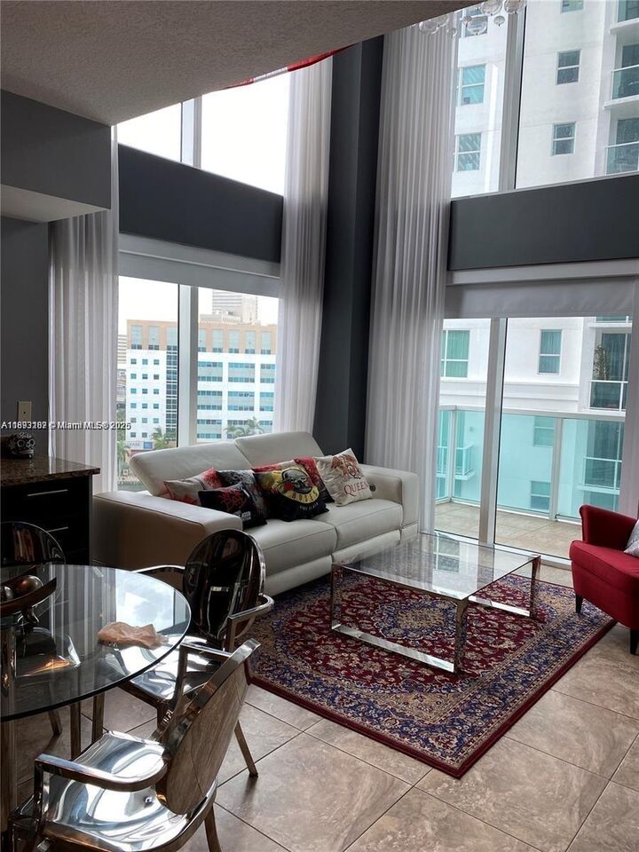 Property Photo: 41 SE 5th St 717 FL 33131