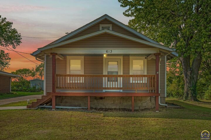 Property Photo:  613 SW Grand Ct  KS 66606 