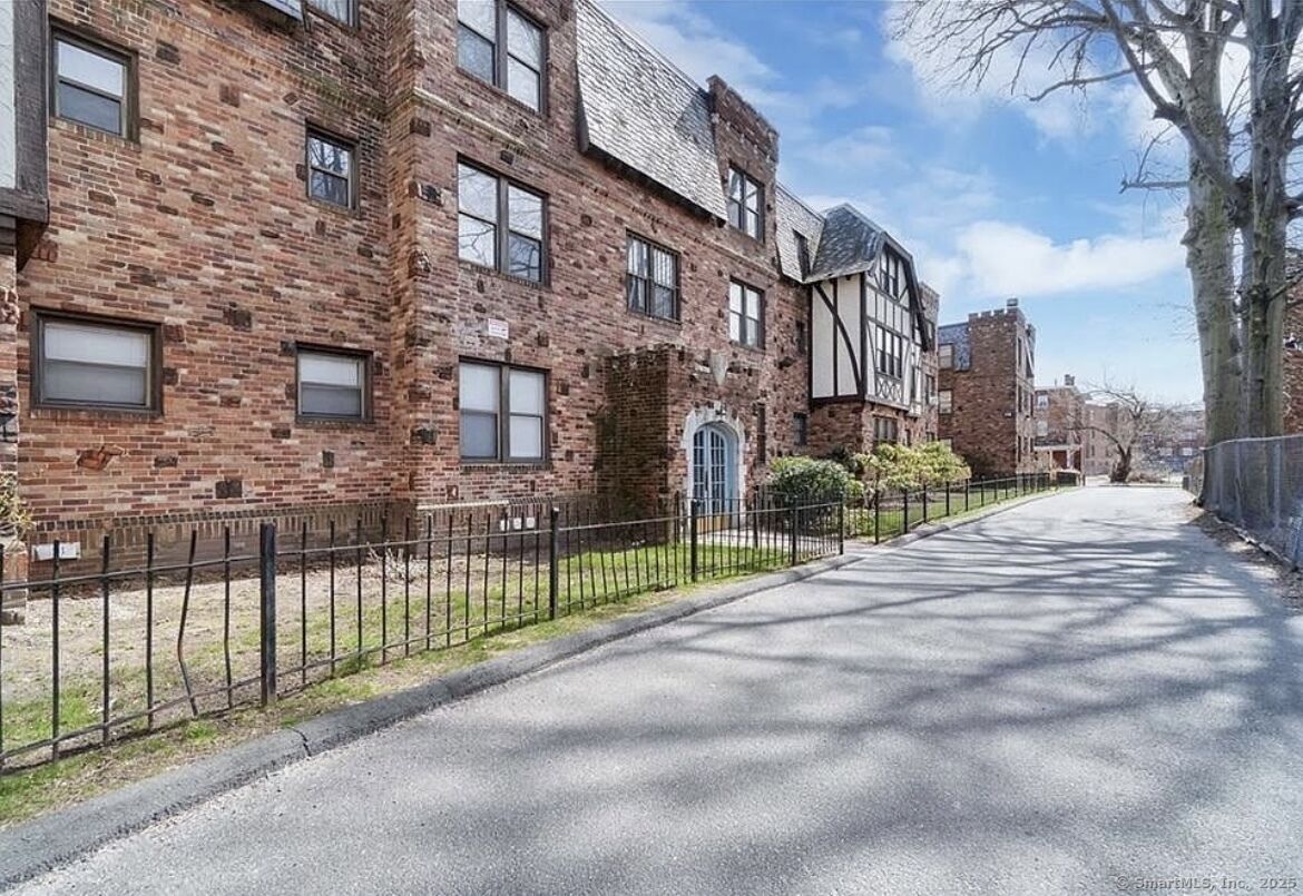Property Photo:  16 Townley Street G3  CT 06154 