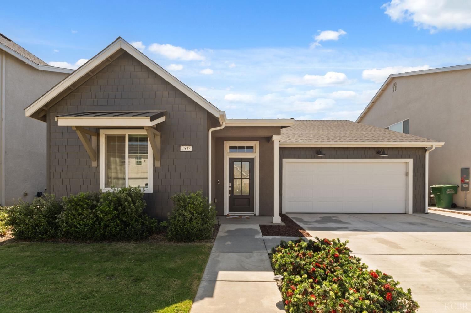 Property Photo: 2533 W Claridge Way CA 93230