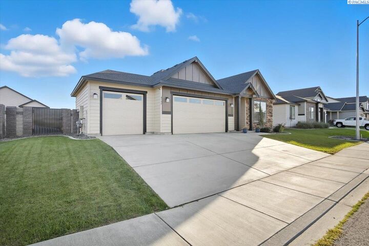 Property Photo: 8195 Lennox St WA 99353