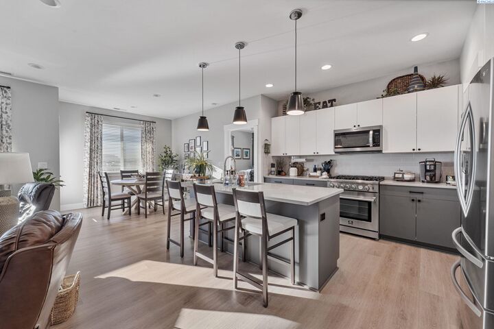 Property Photo: 887 Waylon Drive WA 99353