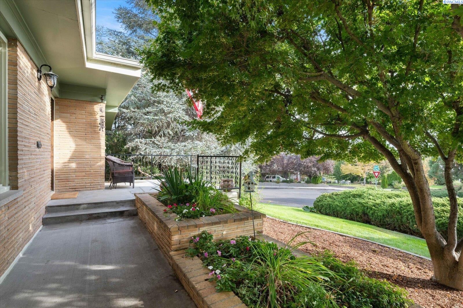 Property Photo:  2410 S Everett Place 763 M  WA 99337 