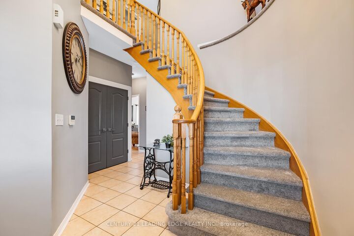 Photo de la propriété: 53 Kinross Avenue ON L1M 2C4