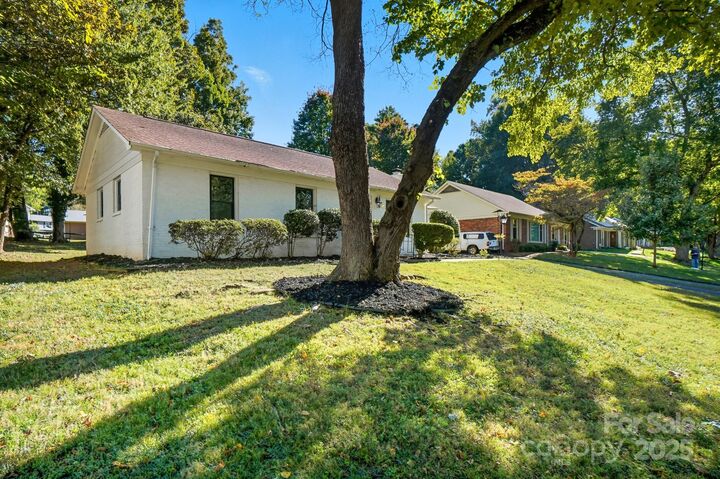Property Photo: 7108 Ludwig Drive NC 28215