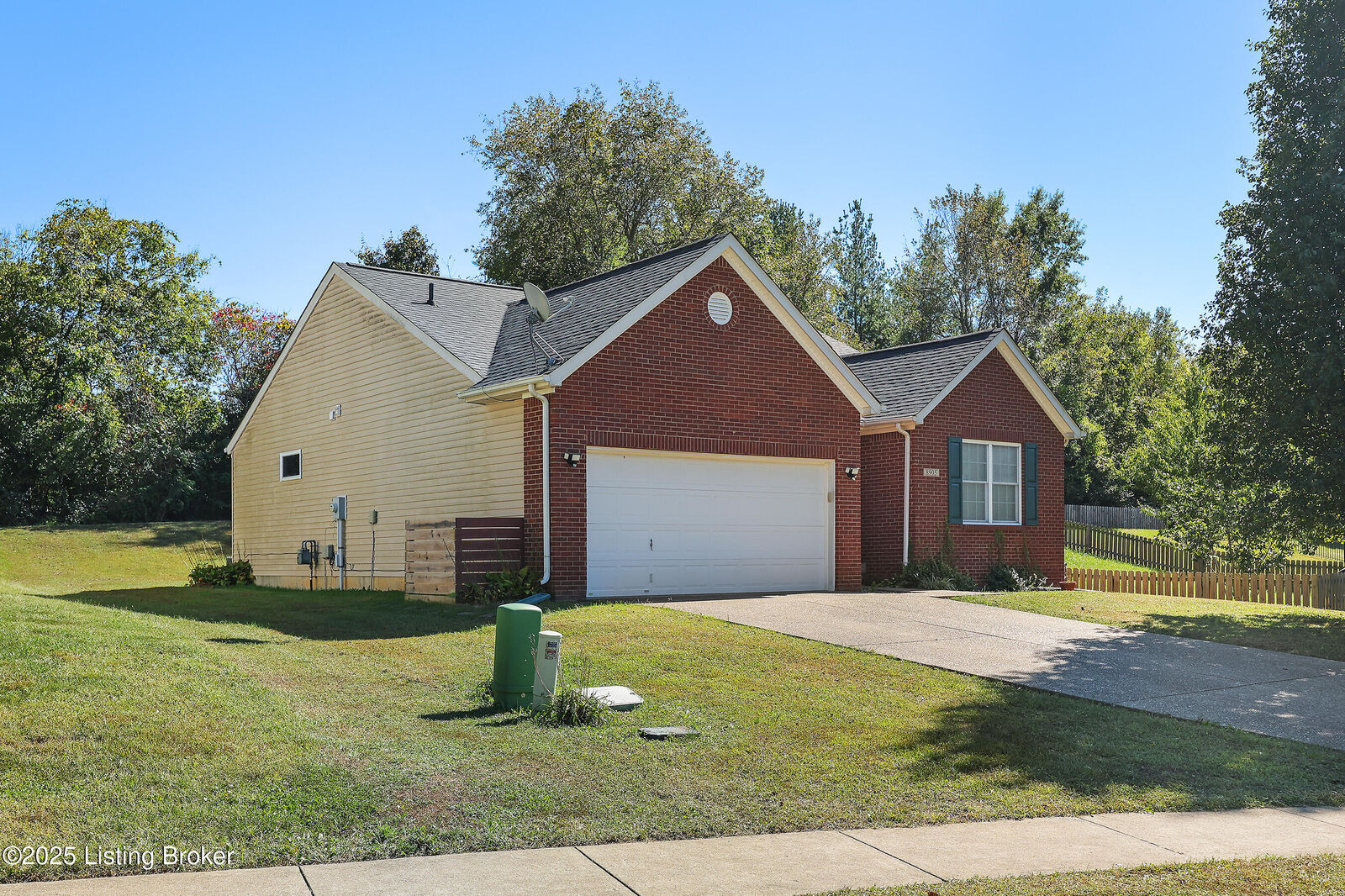Property Photo: 8905 Amaranth Dr KY 40228