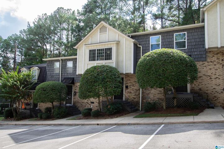 Property Photo: 818 Vestavia Villa Court AL 35226