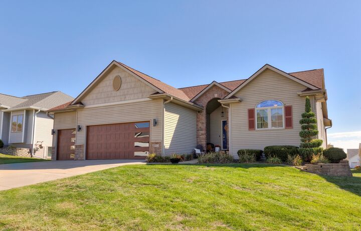 Property Photo: 6811 Mark Twain Court IA 50131