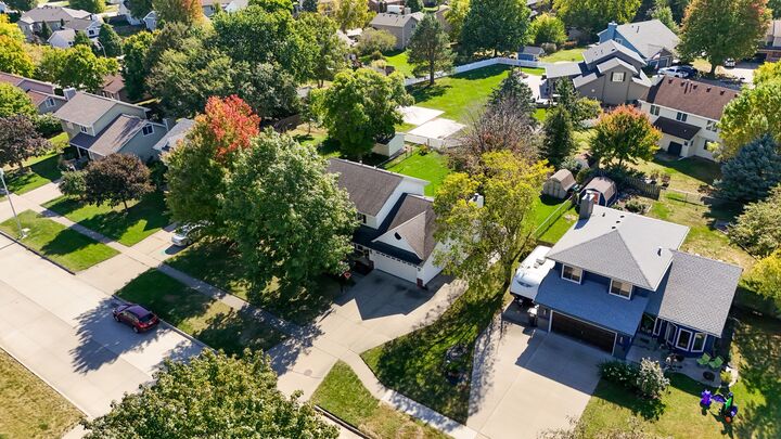 Property Photo:  801 SE Peterson Drive  IA 50021