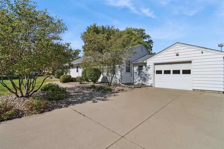Property Photo: 1276 NE 52nd Avenue IA 50313