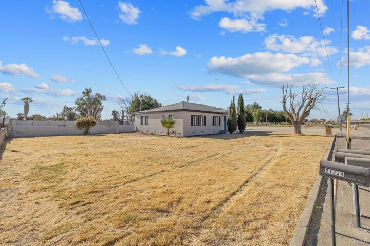 Property Photo:  21199 S Feland Avenue  CA 93656 