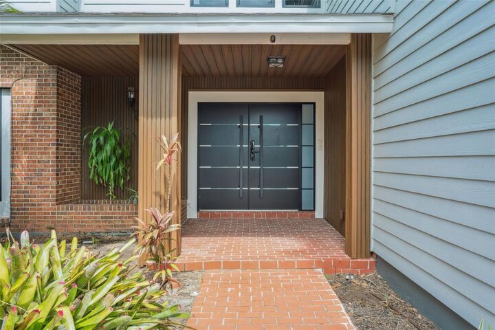 Property Photo:  769 Kingston Court  FL 33572