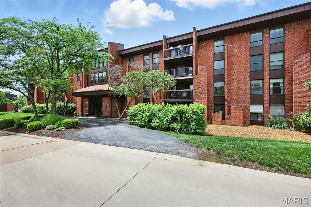 Property Photo: 585 Coeur De Royale Drive 405 MO 63141