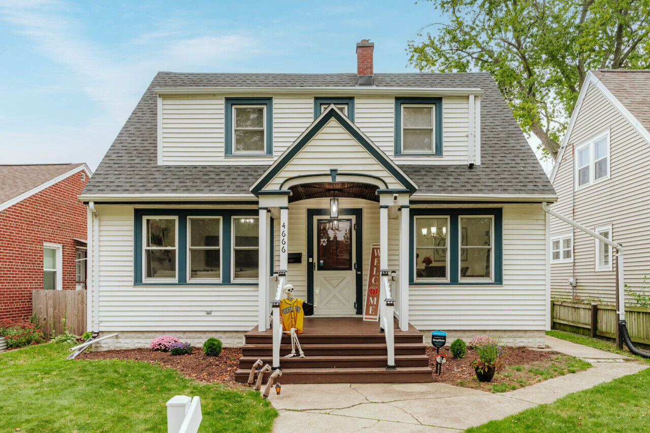 Property Photo:  4666 N Ironwood Ln  WI 53209 