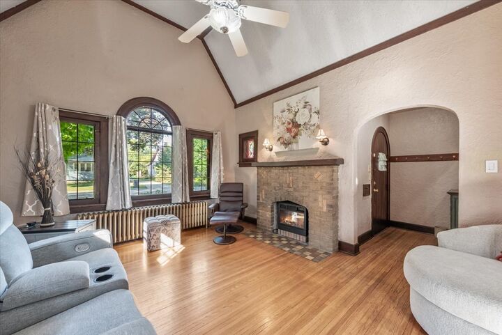 Property Photo: 21 N Edison Avenue IL 60123