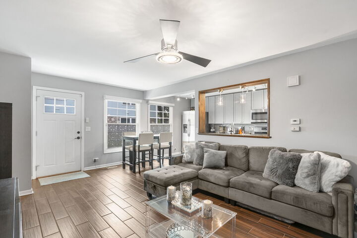 Property Photo:  215 Sunset Court  IL 60061 