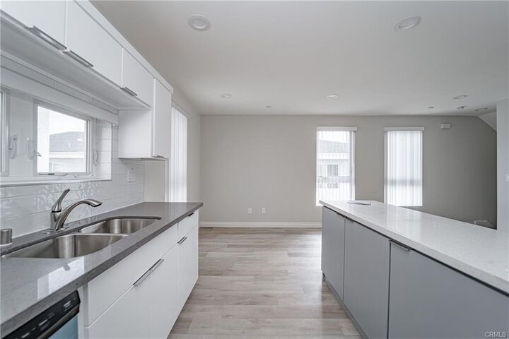 Property Photo:  6926 Morella Avenue 2  CA 91605