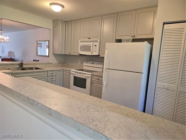 Property Photo: 5622 Woodmere Lake Circle B102 FL 34112