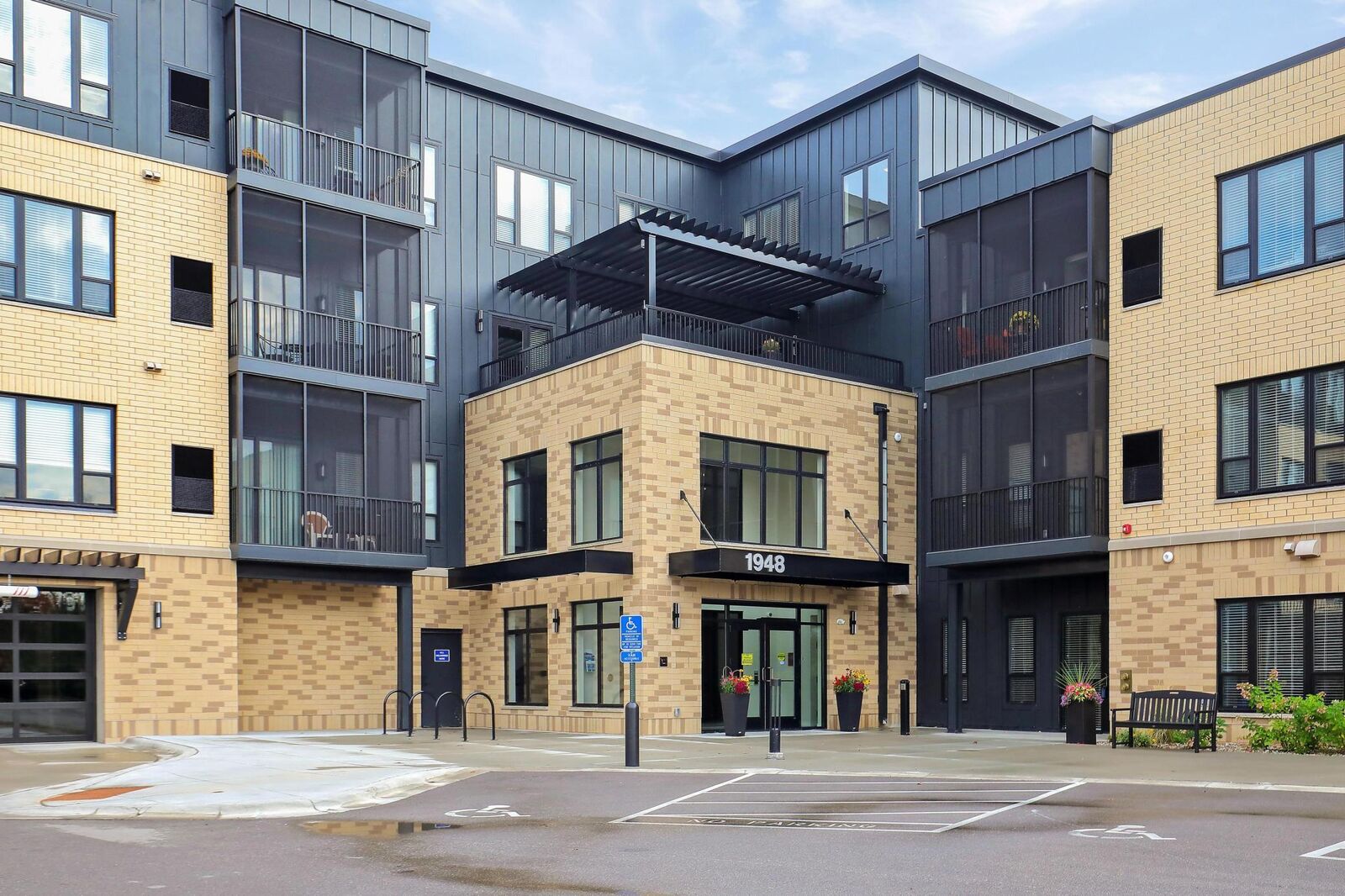 Property Photo:  1948 W Wayzata Boulevard 308  MN 55356 