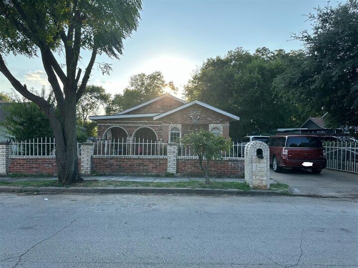 Property Photo: 915 Blandin Street TX 76111