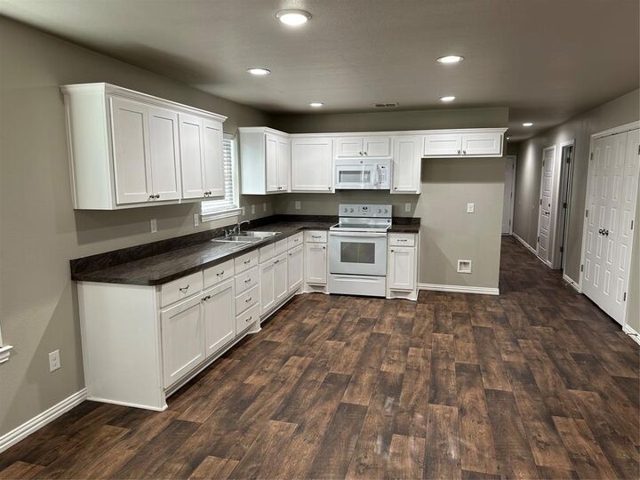 Property Photo:  405 W Criner Street  TX 76050 