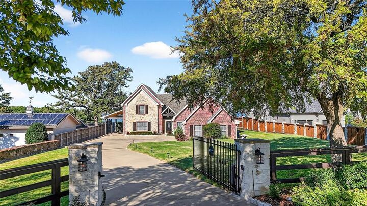 Property Photo:  409 Churchill Lane  TX 75076 