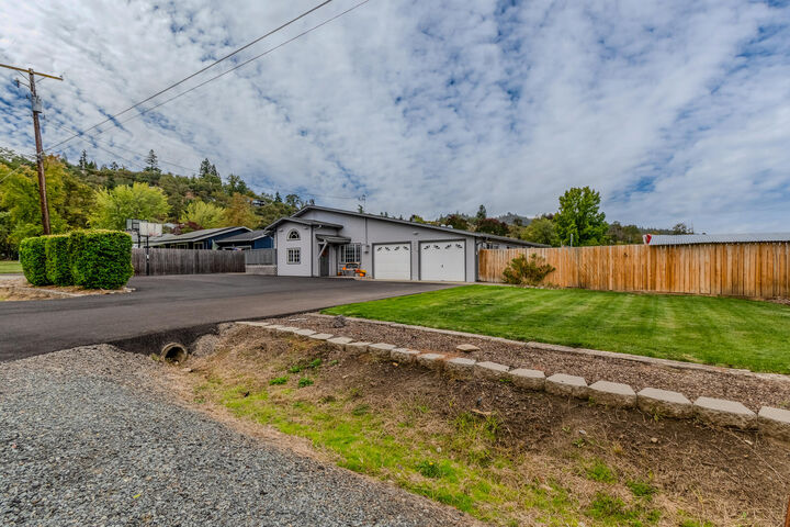 Property Photo: 2810 Georgia Street OR 97501