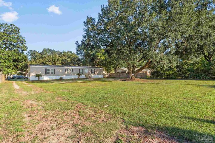 Property Photo: 9270 Untreiner Ave FL 32534