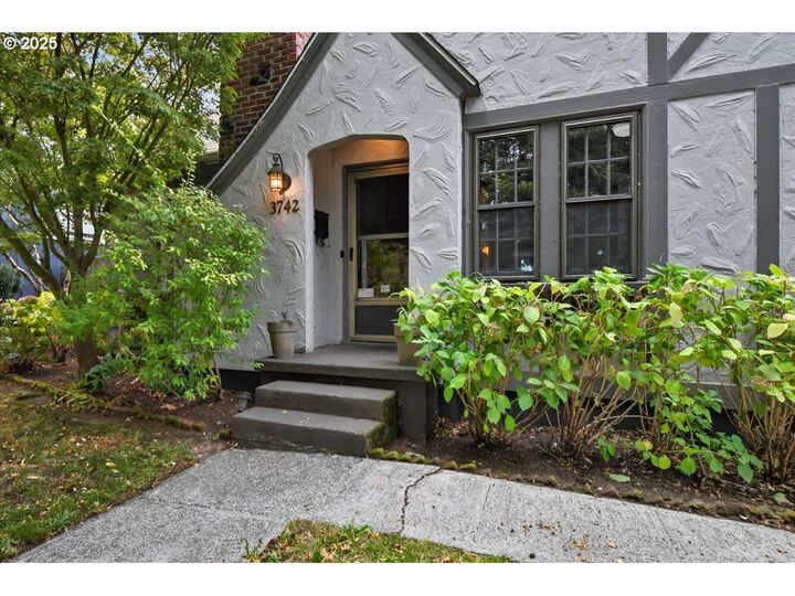Property Photo:  3742 SE Woodward St  OR 97202 