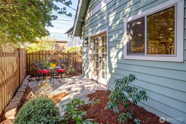 Property Photo: 944 21st Avenue WA 98122