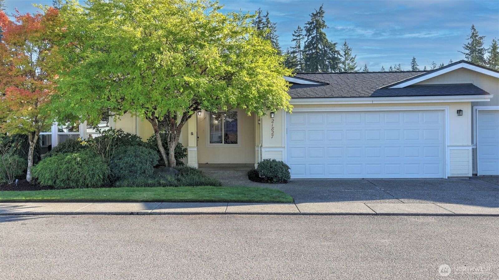 Property Photo: 21827 SE 275th Street 18 WA 98038